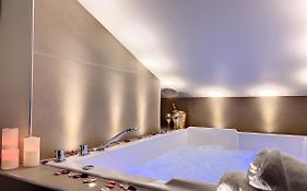 Cocon Blanc câlin avec Jacuzzi privatif - LoveRoom Insolite